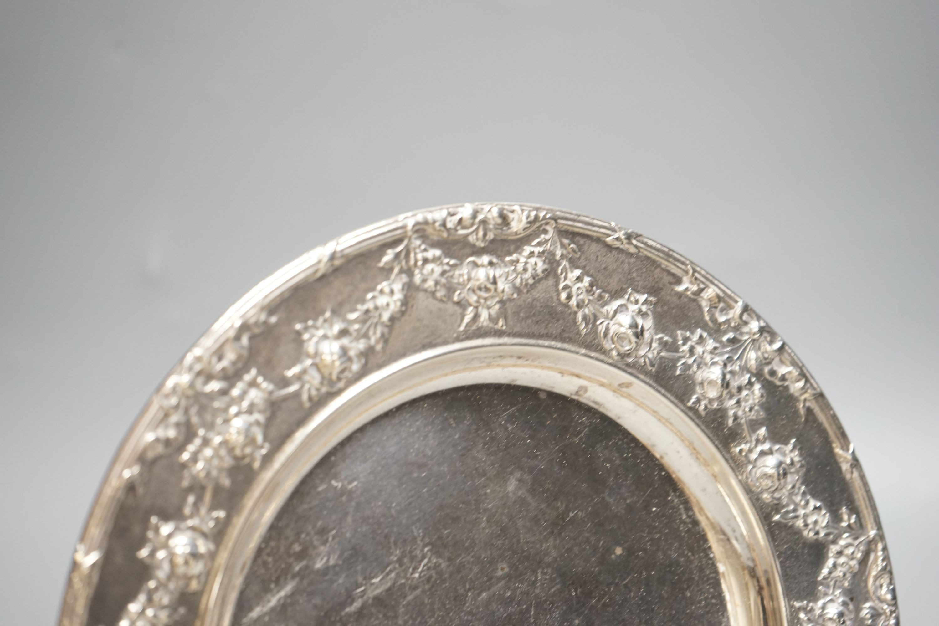 A George V silver plate by Elkington & Co, with foliate swag border, Birmingham, 1912, 22.8cm